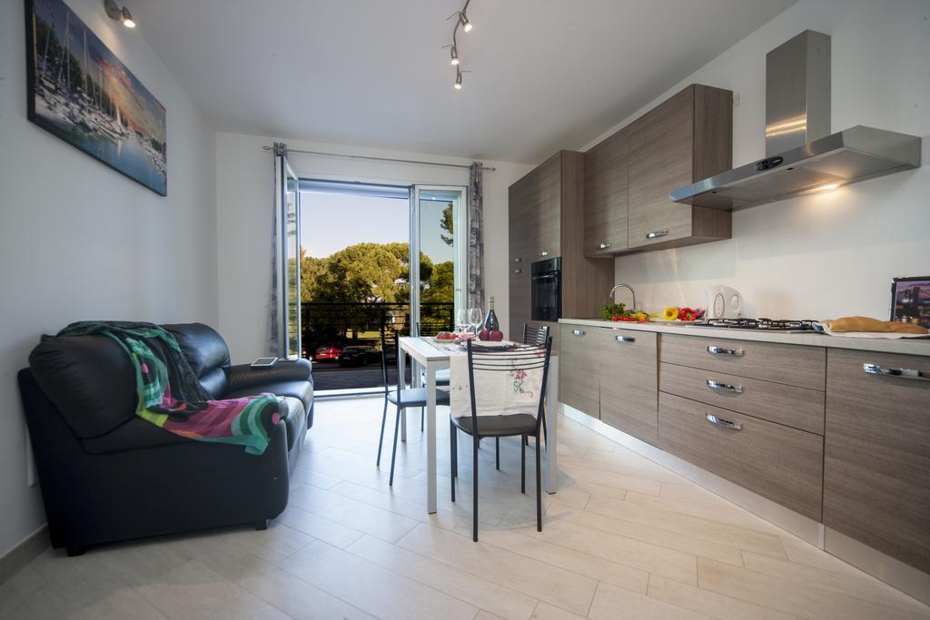 Appartamenti Residence Giardini Ричоне Екстериор снимка